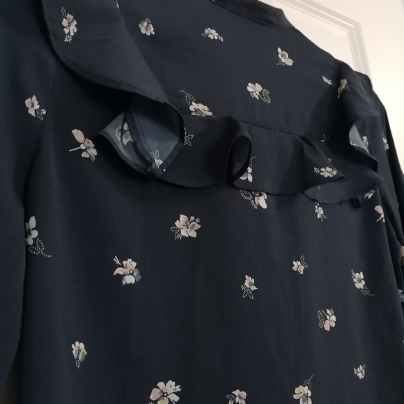 💙 Abercrombie Ruffled Blouse - Picture 4 of 6